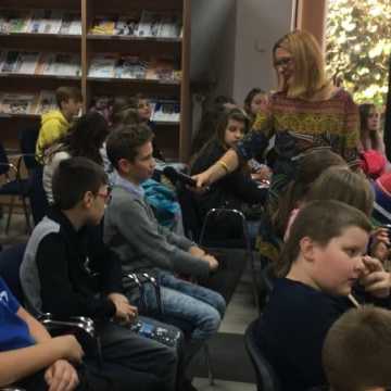 Spotkanie młodzieży z pisarką w bibliotece