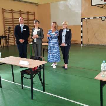 Radomsko: Egzamin ósmoklasisty 2022. Uczniowie piszą test z języka polskiego