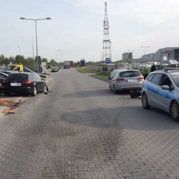 Moment zderzenia samochodów na ul. Geodetów w Radomsku