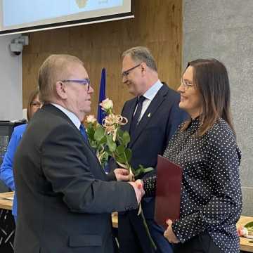 Ostatnia planowa sesja Rady Miejskiej w Radomsku. Były kwiaty, podziękowania i życzenia