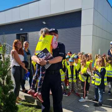 Radomszczańscy policjanci z wizytą u najmłodszych mieszkańców