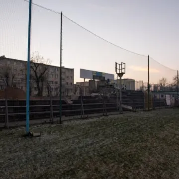 Wyburzanie trybuny na stadionie RKS Radomsko