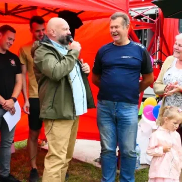 Strażacki piknik rodzinny w Dąbrówce zintegrował mieszkańców