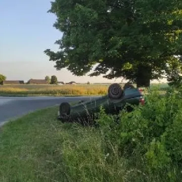 Samochód dachował i leży w rowie. Policjanci szukają właściciela