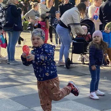 Kolory i bańki mydlane w centrum Radomska