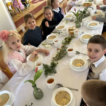 Zajączek ukrył się w PP nr 5 w Radomsku. Dzieci ruszyły na poszukiwania