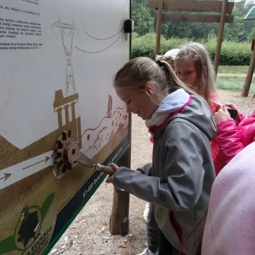 „Droga śmiecia” w Reymontówce na Bugaju