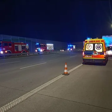 Kierowca busa wbił się pod ciężarówkę, gdyż zasnął