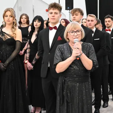 Polonez i odliczanie do matury. Studniówka ZSE w Radomsku