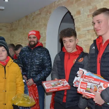Widzewiacy w „Kamilu” ze świątecznymi prezentami