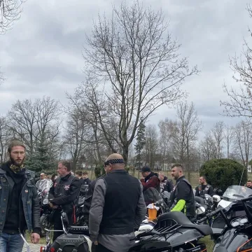 Tłumy motocyklistów i mieszkańców w Strzałkowie. Kolejna Moto Święconka za nami