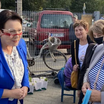 Poseł Anna Milczanowska rozdawała sadzonki z autografem pary prezydenckiej