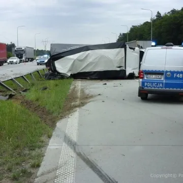 Wypadek na A1 w gminie Ładzice. Zderzyły się dwa pojazdy