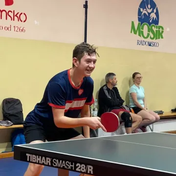 Na boisku i przy tenisowym stole. MOSiR Radomsko gra z WOŚP