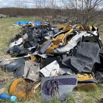 Gm. Gomunice: składowisko odpadów „wyrosło” nieopodal lasu