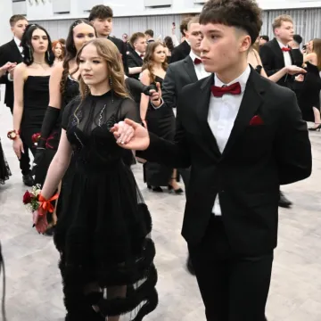 Polonez i odliczanie do matury. Studniówka ZSE w Radomsku