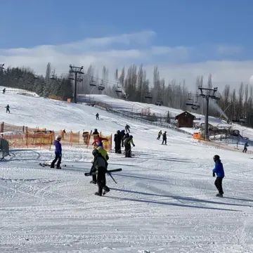 Tłumy narciarzy na Górze Kamieńsk