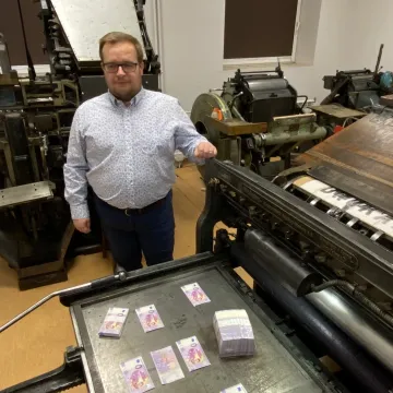 Janusz Kamiński na banknocie „0 Euro”