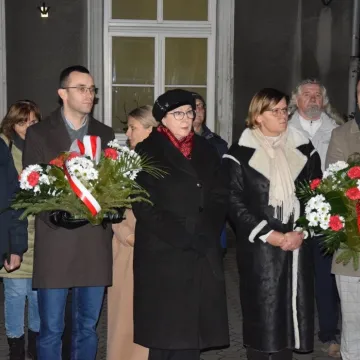 Modlitwa i złożenie kwiatów. Radomsko upamiętnia ofiary stanu wojennego