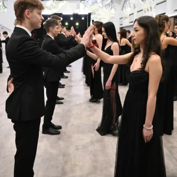 Polonez i odliczanie do matury. Studniówka ZSE w Radomsku
