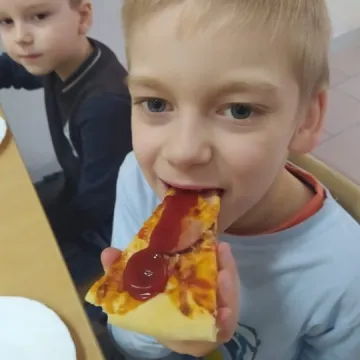„Zerówiaki” z PSP 8 w Radomsku bawiły się na balu karnawałowym. Świętowały też dzień pizzy