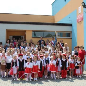 PSP 8 w Radomsku nadano imię „Przyjaciół Dzieci”. Uroczystości 50-lecia