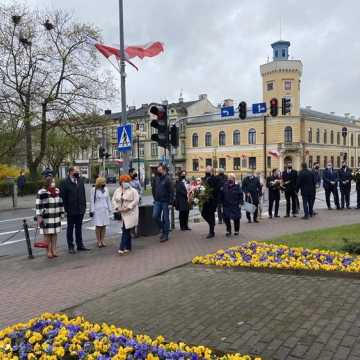 Święto Konstytucji 3 Maja w Radomsku. Nabożeństwo i kwiaty
