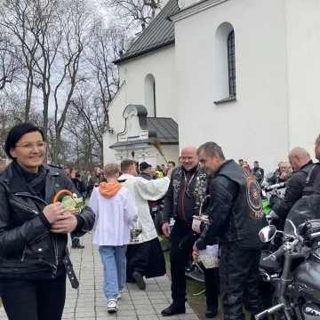 Tłumy motocyklistów i mieszkańców w Strzałkowie. Kolejna Moto Święconka za nami