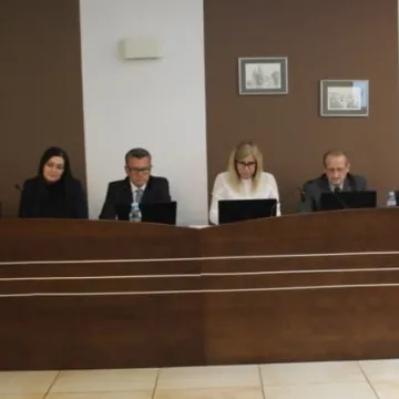 Sesja w powiecie: o zmianach w szkołach, petycjach mieszkańców