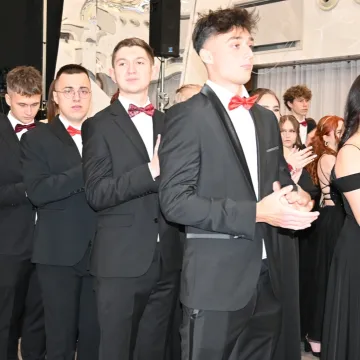 Polonez i odliczanie do matury. Studniówka ZSE w Radomsku