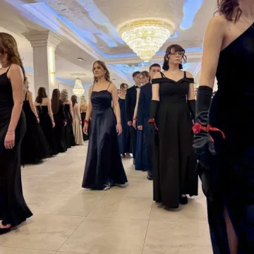 Odliczanie do matury rozpoczęło się eleganckim balem w LO Przedborzu