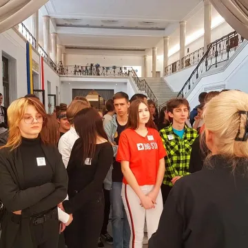 Anna Milczanowska oprowadzała młodzież po Sejmie