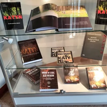 Katyń: zbrodnia, prawda, pamięć - wystawa w bibliotece w Radomsku