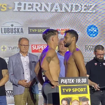 Ceremonia ważenia zawodników przed galą Korner Radomsko Boxing Night