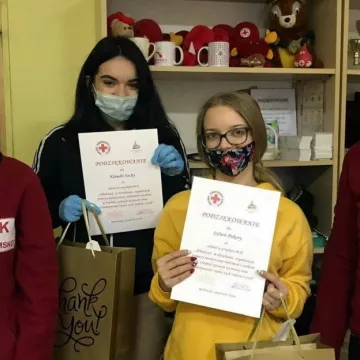 Paczki od PCK w Radomsku dla potrzebujących
