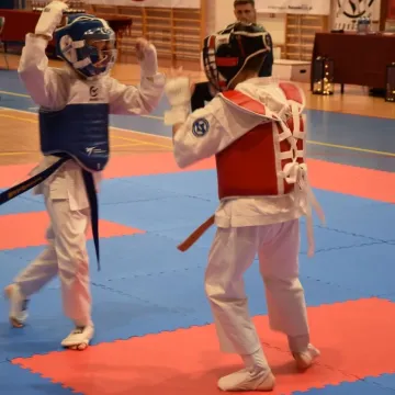 Karatecy na tatami na turnieju w Radomsku