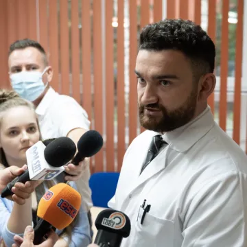 W szpitalu w Bełchatowie chirurgom pomaga robot