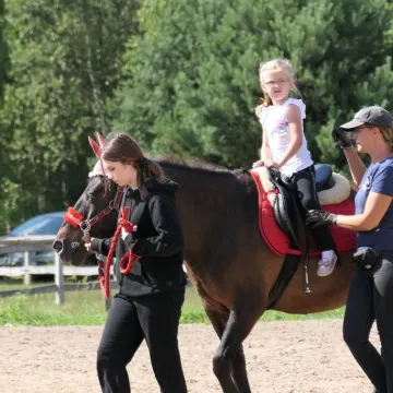 Inauguracja wakacji w Stajni Gowarzów. Były atrakcje dla całych rodzin