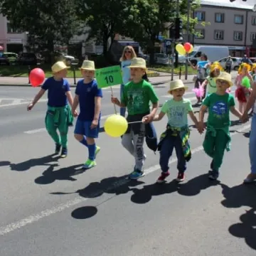 Barwny korowód z okazji Dnia Dziecka