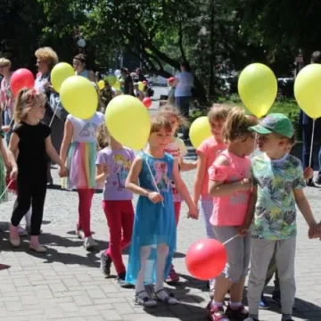 Barwny korowód z okazji Dnia Dziecka