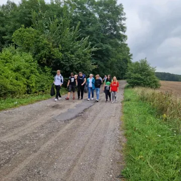 Uczniowie sprzątają świat