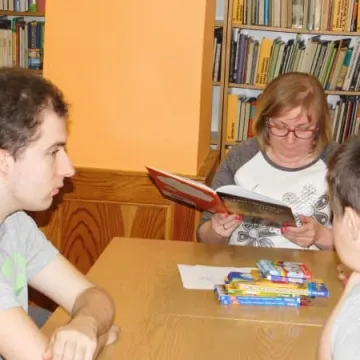 Popołudniowe czytanie w bibliotece