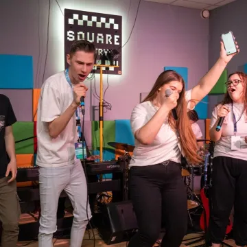 Elektryk kusił ósmoklasistów