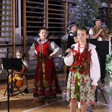 Szkolna sala zamieniła się w koncertową scenę. Noworoczne kolędowanie w Gidlach