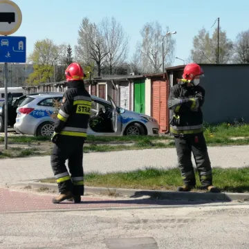Uderzył w słup oświetleniowy, po czym uciekł z miejsca zdarzenia