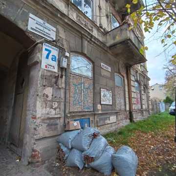 Co z budynkiem frontowym przy ul. Kościuszki 7a w Radomsku?