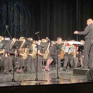 Koncert wiosenny w MDK w Radomsku. Na scenie orkiestra, Krzesimir Dębski i Andrzej Rybiński