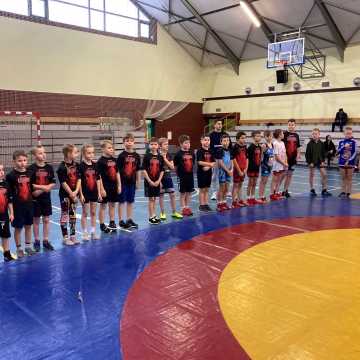 Najmłodsi zawodnicy UKS „Zapaśnik” uczestniczyli w Mikołajkowym Turnieju Dzieci w Moszczenicy