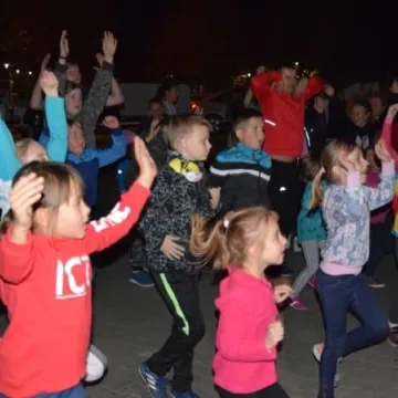 Nocne bieganie po placu targowym 