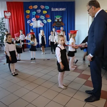Pierwszoklasiści z PSP 10 w Radomsku złożyli ślubowanie